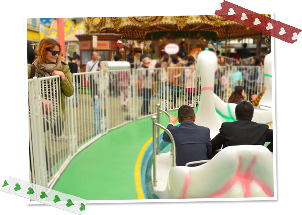 仲良くスワンに乗る男ふたり