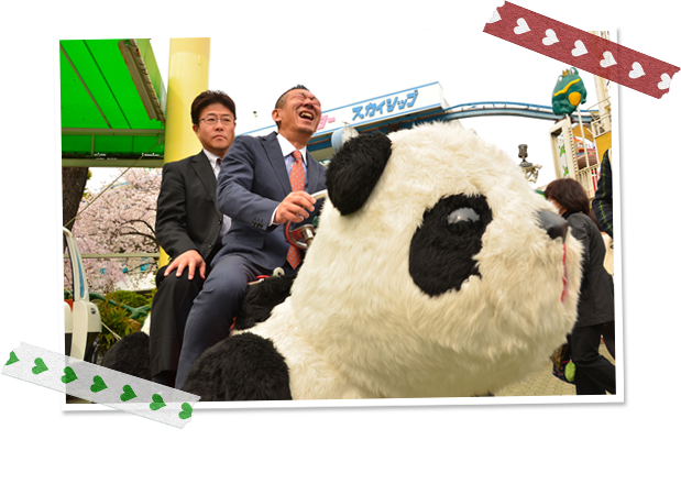 パンダに乗る大人ふたり